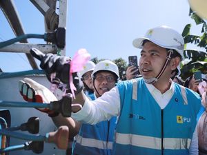 Pemkab Jember & PLN Mulai Pasang Ratusan Tiang Listrik di Bandealit Pemkab Jember & PLN Mulai Pasang Ratusan Tiang Listrik di Bandealit