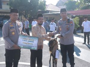 Kapolres Blitar Kota Bagikan 4 Sapi-16 Kambing saat Idul Adha Kapolres Blitar Kota Bagikan 4 Sapi-16 Kambing saat Idul Adha