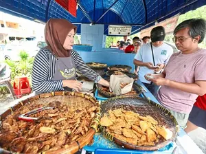 Hebat! Bisnis Pisang Goreng Milik Kakek Ini Bertahan 3 Dekade Hebat! Bisnis Pisang Goreng Milik Kakek Ini Bertahan 3 Dekade