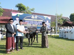 Polisi Bagikan 32 Hewan Kurban ke Ponpes-Panti Asuhan di Jombang