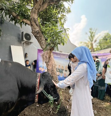 Ria Ricis dan Moana Saksikan Proses Penyembelihan Kurban Sapi Miliknya