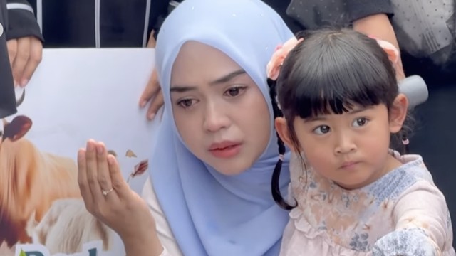 Berita Viral Selebriti dari InsertLive : Kasih Moana Makan Otak Sapi, Ria Ricis: Bagus untuk Anak