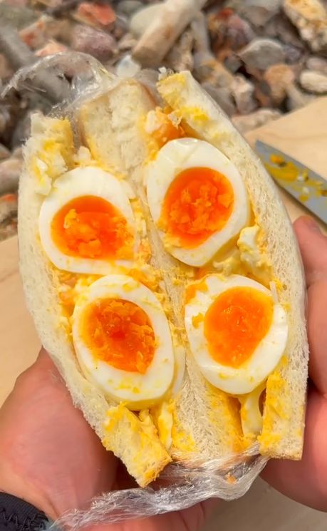 pria rebus telur di mata air panas kemudian dijadikan kreasi sandwich