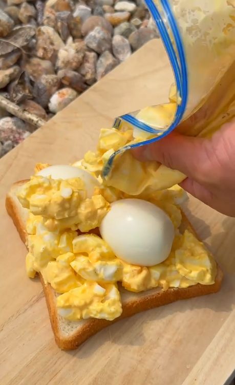 pria rebus telur di mata air panas kemudian dijadikan kreasi sandwich
