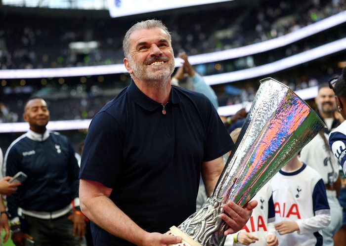  Soccer Football - Premier League - Tottenham Hotspur v Brighton & Hove Albion - Tottenham Hotspur Stadium, London, Britain - May 25, 2025 Tottenham Hotspur manager Ange Postecoglou with the Europa League trophy during a lap of appreciation after the match Action Images via Reuters/Matthew Childs/File Photo EDITORIAL USE ONLY. NO USE WITH UNAUTHORIZED AUDIO, VIDEO, DATA, FIXTURE LISTS, CLUB/LEAGUE LOGOS OR 'LIVE' SERVICES. ONLINE IN-MATCH USE LIMITED TO 120 IMAGES, NO VIDEO EMULATION. NO USE IN BETTING, GAMES OR SINGLE CLUB/LEAGUE/PLAYER PUBLICATIONS. PLEASE CONTACT YOUR ACCOUNT REPRESENTATIVE FOR FURTHER DETAILS..