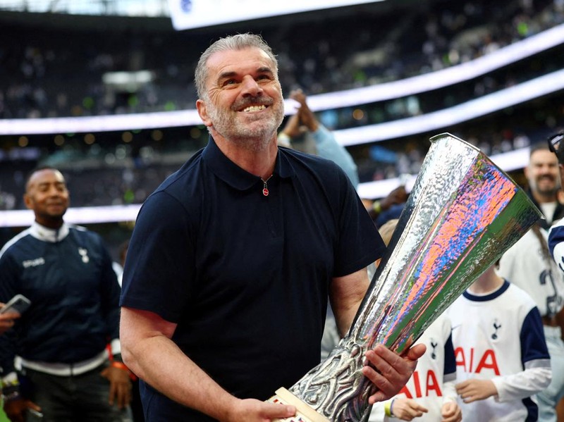 FILE PHOTO: Soccer Football - Premier League - Tottenham Hotspur v Brighton & Hove Albion - Tottenham Hotspur Stadium, London, Britain - May 25, 2025 Tottenham Hotspur manager Ange Postecoglou with the Europa League trophy during a lap of appreciation after the match Action Images via Reuters/Matthew Childs/File Photo EDITORIAL USE ONLY. NO USE WITH UNAUTHORIZED AUDIO, VIDEO, DATA, FIXTURE LISTS, CLUB/LEAGUE LOGOS OR 'LIVE' SERVICES. ONLINE IN-MATCH USE LIMITED TO 120 IMAGES, NO VIDEO EMULATION. NO USE IN BETTING, GAMES OR SINGLE CLUB/LEAGUE/PLAYER PUBLICATIONS. PLEASE CONTACT YOUR ACCOUNT REPRESENTATIVE FOR FURTHER DETAILS..