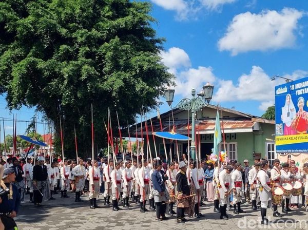 Dikawal Prajurit Keraton Jogja, Ini Momen Arak-arakan Gunungan Garebeg Besar