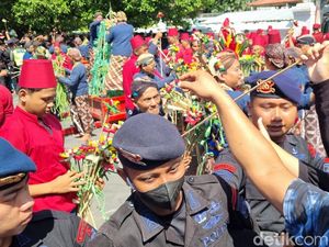 Antusiasnya Warga Ngalap Berkah Garebeg Besar di Masjid Gede Kauman Antusiasnya Warga Ngalap Berkah Garebeg Besar di Masjid Gede Kauman