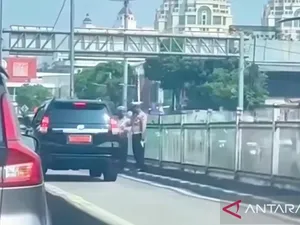 Viral Mobil Dinas Pejabat Masuk Jalur TransJ, Polisi Pastikan Ter-capture E-TLE Viral Mobil Dinas Pejabat Masuk Jalur TransJ, Polisi Pastikan Ter-capture E-TLE