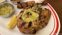 Viral di Gading Serpong! Ayam Afrika Gurih Disajikan dengan Pisang Bakar