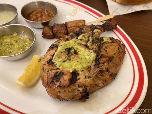 Viral di Gading Serpong! Ayam Afrika Gurih Disajikan dengan Pisang Bakar