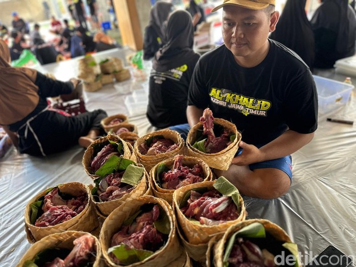Wali Kota Kediri Menggunakan Besek dan Daun Jati Untuk Distribusi Daging Kurban