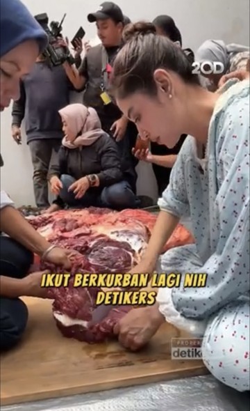 Wow! Dewi Persik Kurban 17 Ekor Sapi dan Ikut Potong Daging