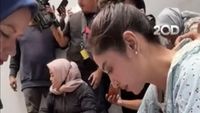 Wow! Dewi Persik Kurban 17 Ekor Sapi dan Ikut Potong Daging