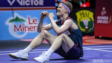 Antonsen Tumbangkan Chou Tien Chen, Juara Indonesia Open 2025