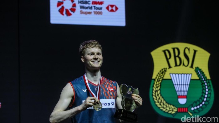 Antonsen Tumbangkan Chou Tien Chen, Juara Indonesia Open 2025 Anders Antonsen meluapkan emosinya usai mengalahkan tunggal putra Taiwan Chou Tien Chen pada babak penentu Kapal Api Indonesia Open 2025 di Istora Senayan, Jakarta, Minggu (8/6/2025). Anders Antonsen menjadi juara Indonesia Open 2025 usai menang dengan skor 22-20, 21-14.