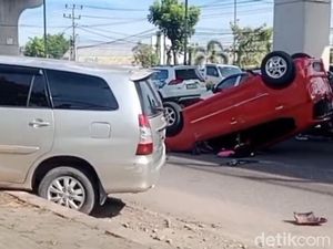 Ayla Tabrak Innova di Palembang, 1 Mobil Terguling