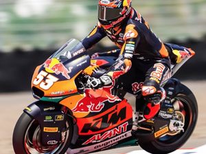 Pebalap Turki Cetak Sejarah, Juara Moto2 Aragon dengan Selisih 0,003 Detik