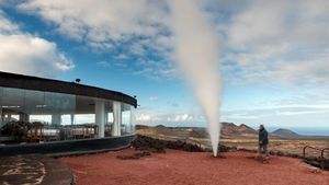 Ngeri! Restoran Ini Berdiri Tepat di Atas Gunung Berapi