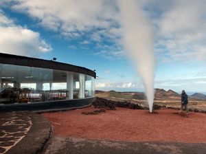 Ngeri! Restoran Ini Berdiri Tepat di Atas Gunung Berapi