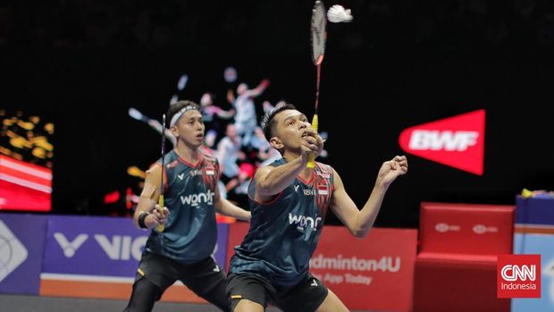Pebulu tangkis ganda putra Indonesia Fajar Alfian dan Muhammad Rian Ardianto mengembalikan kok ke arah ganda putra Korea Selatan Kim Won Ho/Seo Seung Jae dalam babak semifinal Kapal Api Indonesia Open 2025 di Istora Senayan, Gelora Bung Karno, Jakarta, Sabtu, 7 Juni 2025. Fajar/Rian terhenti di semifinal setelah kalah dalam rubber gim dengan skor 18-21, 21-19, 21-23. (CNN Indonesia/Adhi Wicaksono)