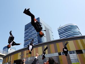 Gaya Unik Cheerleader Jepang, Tampilkan Aksi Akrobatik di Balik Jas Kantoran Gaya Unik Cheerleader Jepang, Tampilkan Aksi Akrobatik di Balik Jas Kantoran