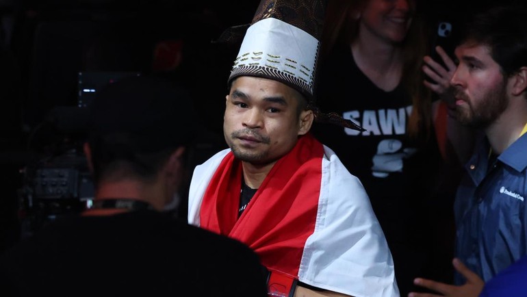Jeka tampil di UFC 316 mengenakan bendera Indonesia yang dikalungkan di bahunya dan topi adat batak. (Foto: Ed Mulholland/Zuffa LLC)