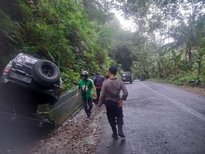 Nyungsep! Daihatsu Taft Tabrak Tebing di Tanjakan Bibis Kulon Progo Nyungsep! Daihatsu Taft Tabrak Tebing di Tanjakan Bibis Kulon Progo