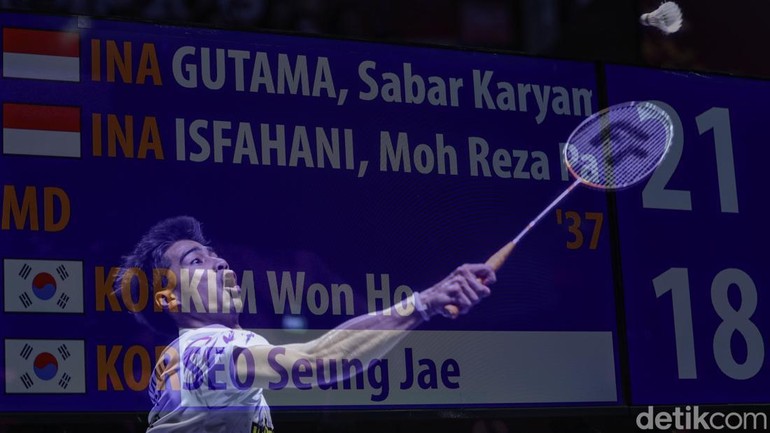 Gim pertama final Indonesia Open 2025 ini menjadi milik pasangan Indonesia, 21-18, usai lawannya tak kuasa mengembalikan bola.