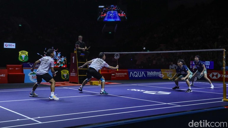 Di awal gim pertama, di bawah iringan sorak sorai penonton Istora, Sabar/Reza merebut tiga poin beruntun setelah memaksa lawan bikin kesalahan-kesalahan.