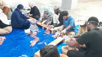 Potret Mahasiswa Asing Universitas Brawijaya Turut Potong-Bagikan Kurban di UB