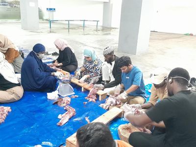 Potret Mahasiswa Asing Universitas Brawijaya Turut Potong-Bagikan Kurban di UB
