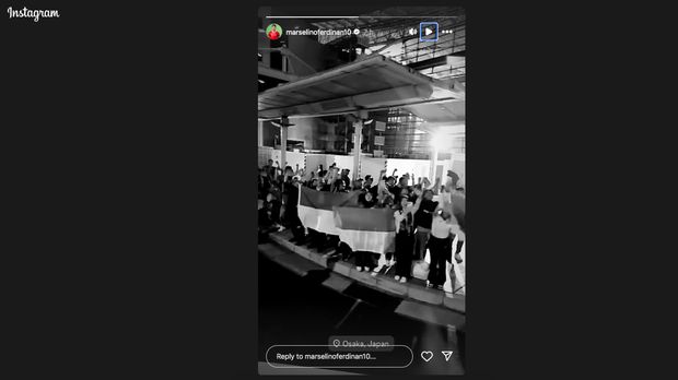 Marselino Ferdinan pamer sambuatn meriah suporter Timnas Indonesia di Bandara Kansai Osaka, Sabtu (7/6). (Tangkapan Layar Instagram @marselinoferdinan10)