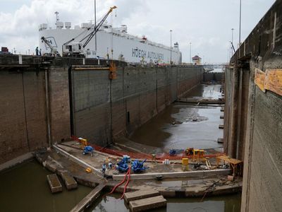 Melihat dari Dekat Pemeliharaan Pintu Air Raksasa di Terusan Panama