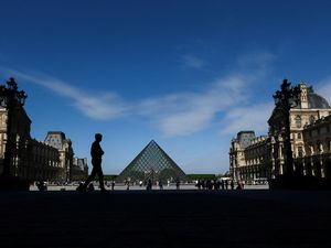 Menikmati Romansa Musim Semi di Paris Menikmati Romansa Musim Semi di Paris