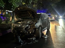 Mobil Tabrak Motor Terjatuh di Jalan hingga Terbakar di Bogor