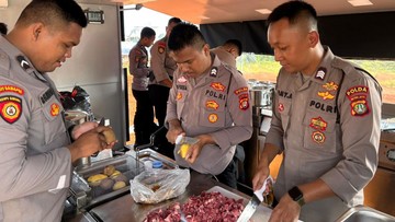 Polda Metro Buka Dapur Lapangan Bantu Pengungsi Kebakaran Kapuk Muara