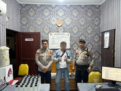 Pria Surabaya Diringkus Saat Edarkan Arak Bali Via Medsos di Mojokerto