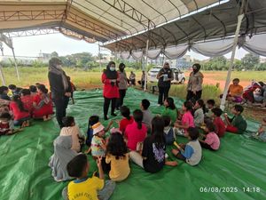 Polwan Polres Jakut Beri Trauma Healing Korban Kebakaran Penjaringan Polwan Polres Jakut Beri Trauma Healing Korban Kebakaran Penjaringan