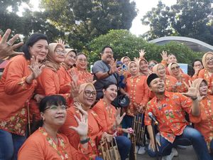 Rano Karno ke CFD Sudirman, Nikmati Pentas Musik Angklung Bareng Warga Rano Karno ke CFD Sudirman, Nikmati Pentas Musik Angklung Bareng Warga