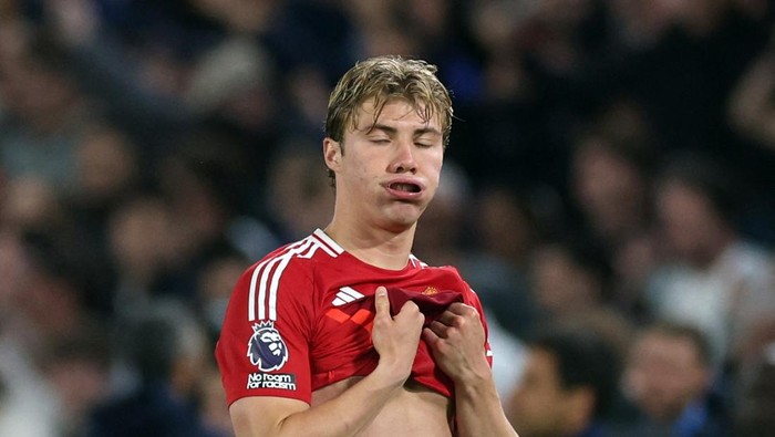 Rasmus Hojlund Soccer Football - Premier League - Chelsea v Manchester United - Stamford Bridge, London, Britain - May 16, 2025 Manchester Uniteds Rasmus Hojlund reacts after the match Action Images via Reuters/Paul Childs EDITORIAL USE ONLY. NO USE WITH UNAUTHORIZED AUDIO, VIDEO, DATA, FIXTURE LISTS, CLUB/LEAGUE LOGOS OR LIVE SERVICES. ONLINE IN-MATCH USE LIMITED TO 120 IMAGES, NO VIDEO EMULATION. NO USE IN BETTING, GAMES OR SINGLE CLUB/LEAGUE/PLAYER PUBLICATIONS. PLEASE CONTACT YOUR ACCOUNT REPRESENTATIVE FOR FURTHER DETAILS..
