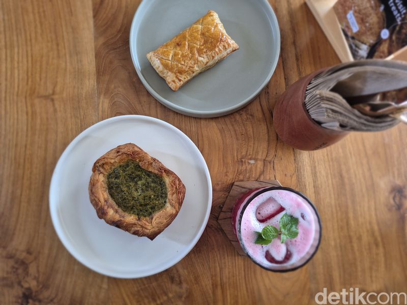 Roti, minuman, dan arsitektur Fas A Fas di Ubud, Bali.