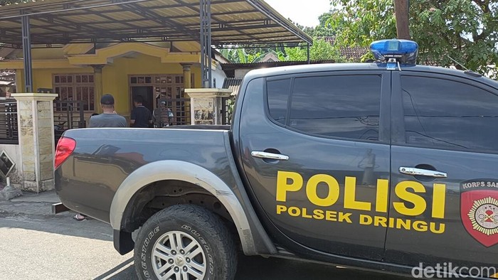 Rumah Daryanti, Dukun Litrik di Kecamatan Dringu Probolinggo yang diteror bondet atau bom ikan. Rumah Daryanti, Dukun Litrik di Kecamatan Dringu Probolinggo yang diteror bondet atau bom ikan.