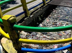 Sampah Masih Hiasi Selokan di Jalan Leuwipanjang Bandung
