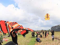 1.521 Layang-layang Ramaikan Abiantimbul Kite Festival