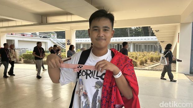 Seorang suporter mendapat headband An Se Young di final Indonesia Open 2025