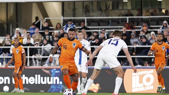 timnas belanda memphis depay finlandia vs belanda kualifikasi piala dunia 2026 zona eropa HELSINKI - (L-R) Memphis Depay of the Netherlands, Miro Tenho of Finland during the World Cup qualifier between Finland and the Netherlands at the Olympic Stadium on June 7, 2025 in Helsinki, Finland. ANP MAURICE VAN STEEN (Photo by ANP via Getty Images)