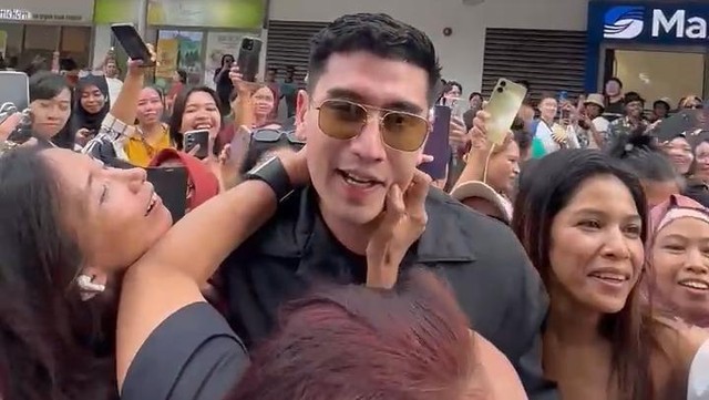 Highlight Dunia Hiburan InsertLive : Dicium hingga Dicakar Fans Singapura, Verrell Bramasta Ngacir ke Toilet
