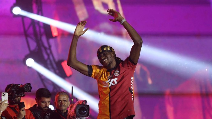 Soccer Football - Super Lig - Super Lig - Galatasaray celebrates winning the Super Lig - Yenikapi, Istanbul, Turkey - May 25, 2025 Galatasarays Victor Osimhen celebrates after winning the Super Lig REUTERS/Dilara Senkaya