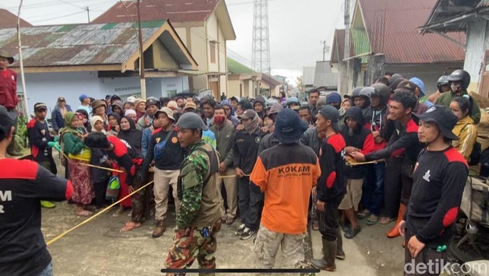 Warga dari luar Dusun Krajan Banjarnegara ikut mengantre pembagian daging kurban, Jumat (8/6/2025).